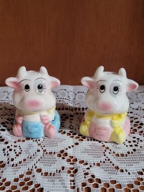 1970's Art Mark Ceramic Boy And Girl Cow Salt & Pepper Shakers - Pink & Blue